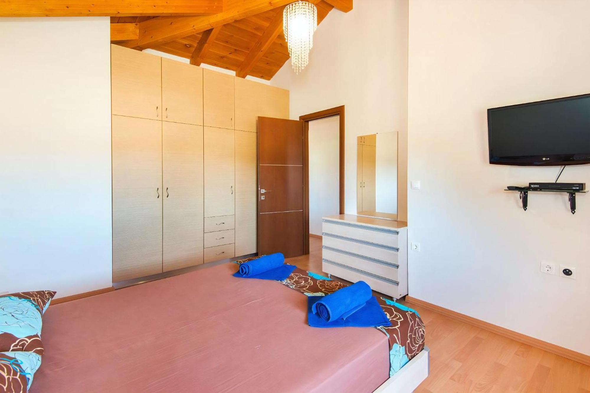 Haus In Kolympia Mit Parkplatz Und Bergblick *
